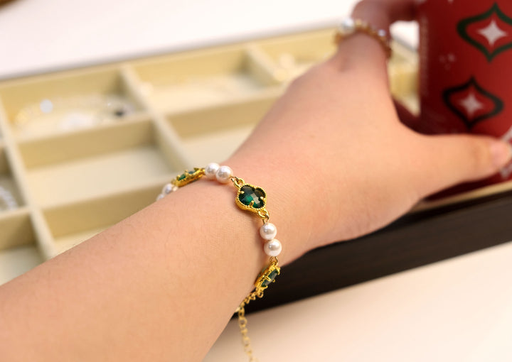 Four leaf clover bracelet with Pearl